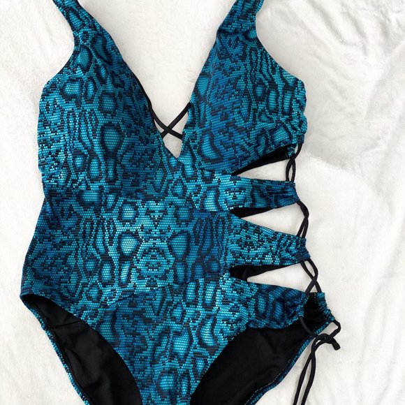 Ashley Graham X Swimsuits For All Python Cut Out - Picture 4 of 5